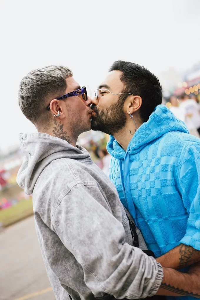 Mauro Sousa dando um selinho no seu marido Rafael Piccin, no último dia do Lollapalooza (Foto: reprodução/Fabiano Battaglin/gshow) Lorena Bueri