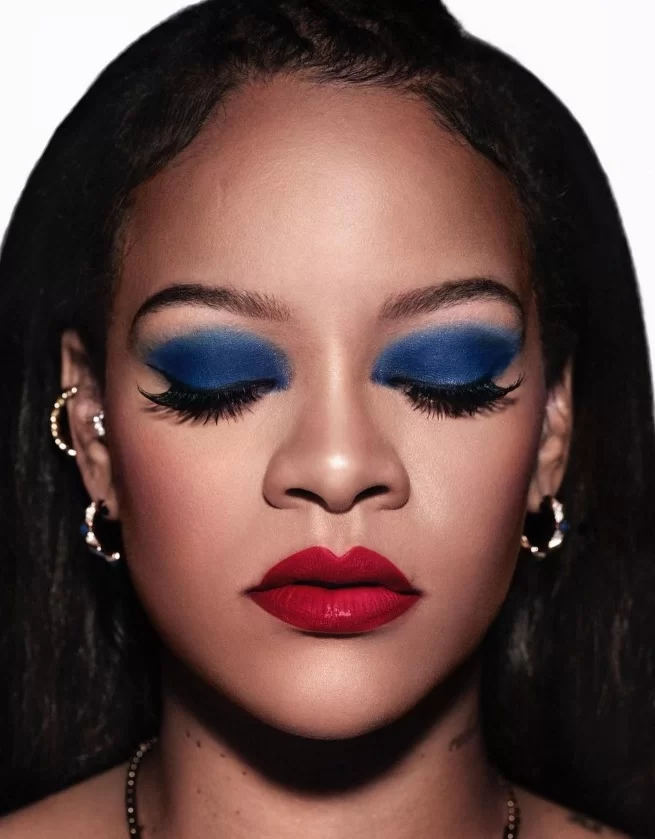 Rihanna sombra azul