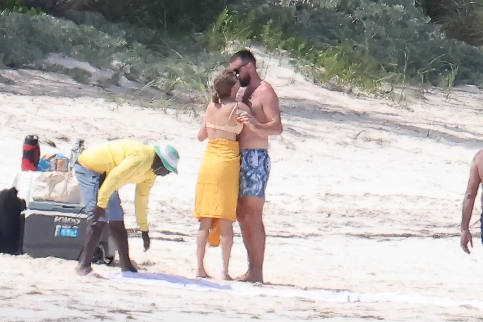 Taylor Swift e Travis Kelce em Bahamas (Foto: reprodução/Mega/BackGrid/Page Six) Lorena Bueri
