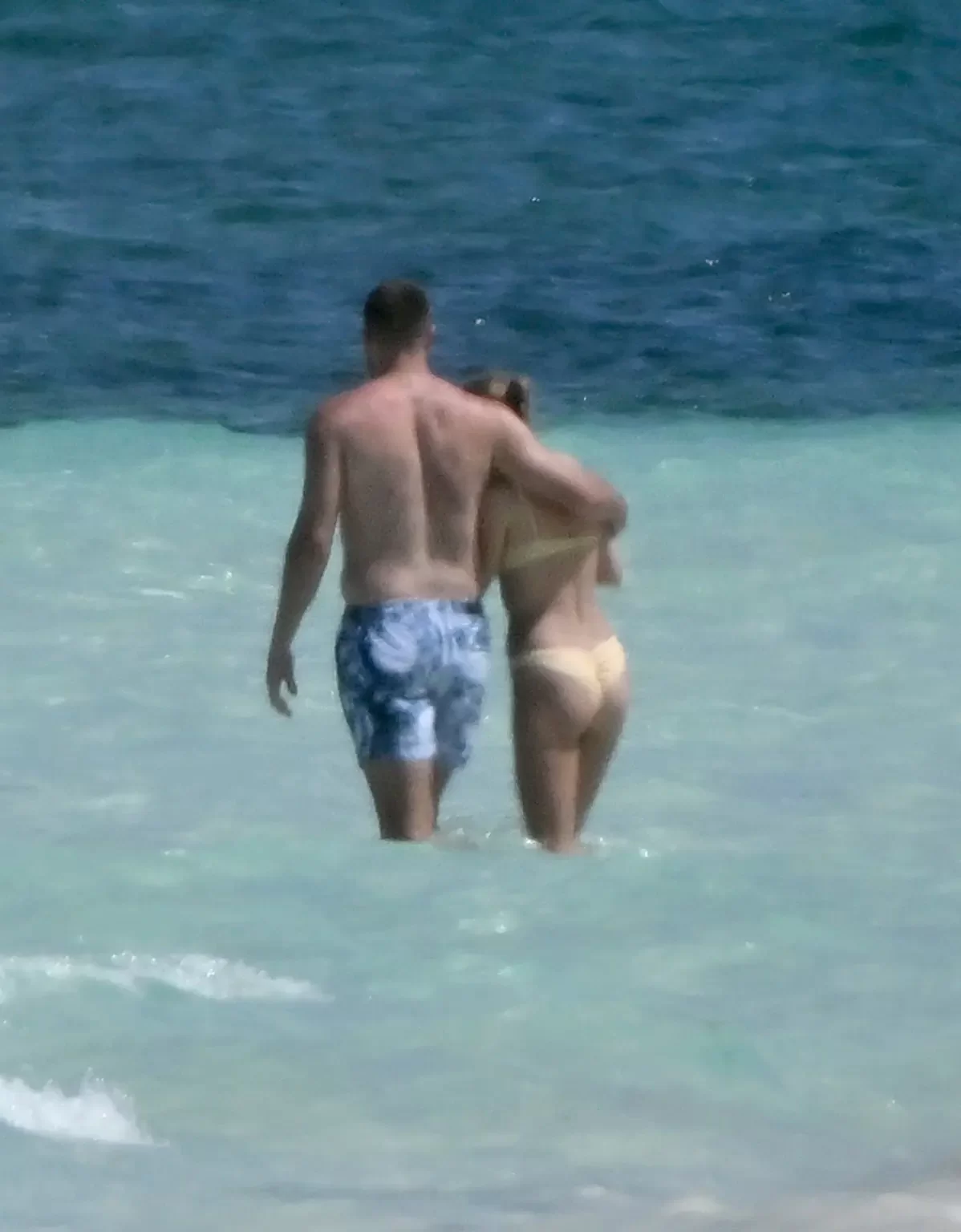 Taylor Swift e Travis Kelce em Bahamas (Foto: reprodução/Mega/BackGrid/Page Six) Lorena Bueri
