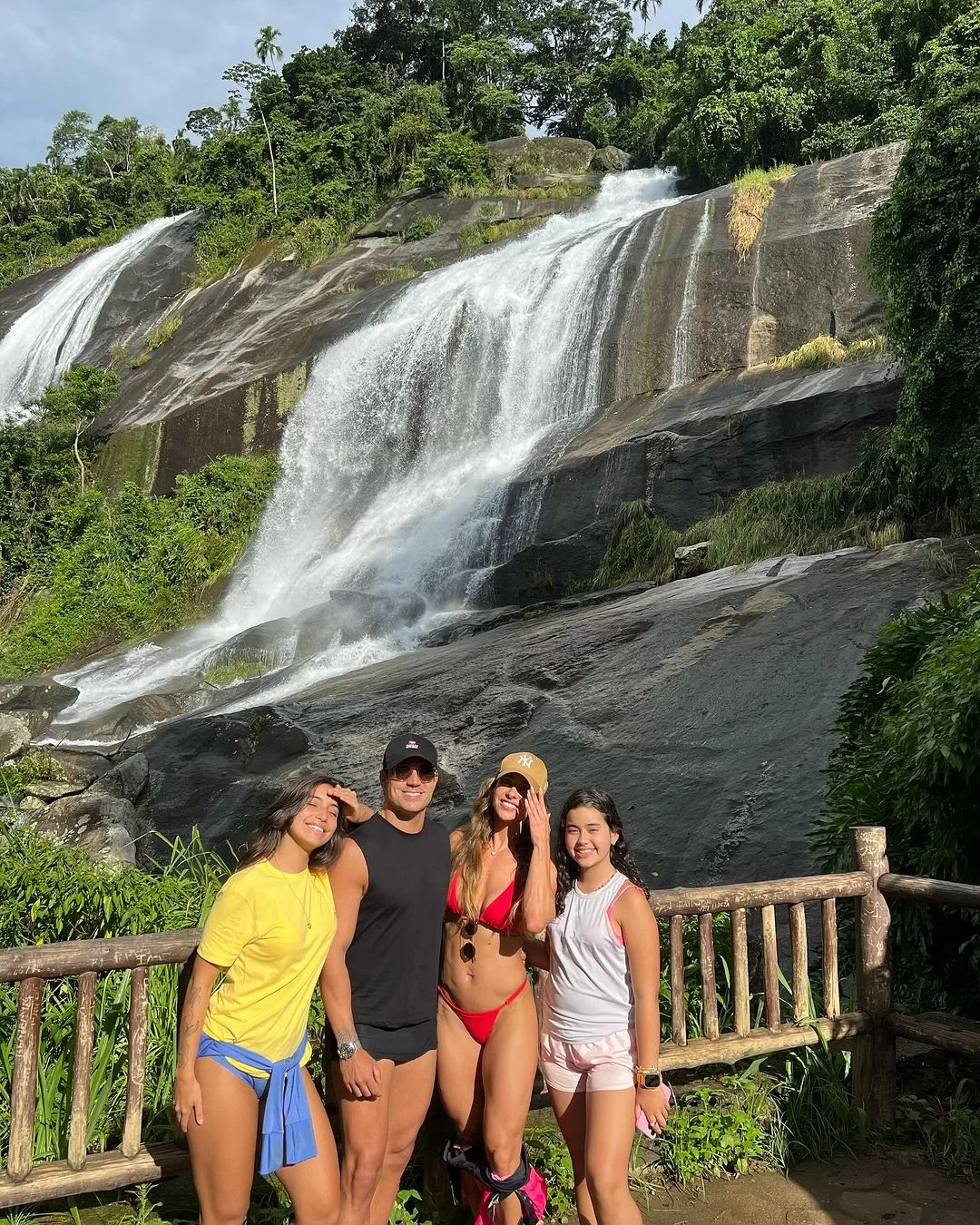 Vanessa Lopes com a família em publicação no Instagram