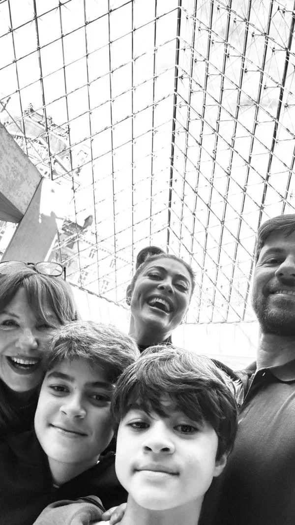 Juliana Paes, Carlos Eduardo Baptista, filhos e guia turística (Foto: reprodução/Instagram/@julianapaes) Lorena Bueri