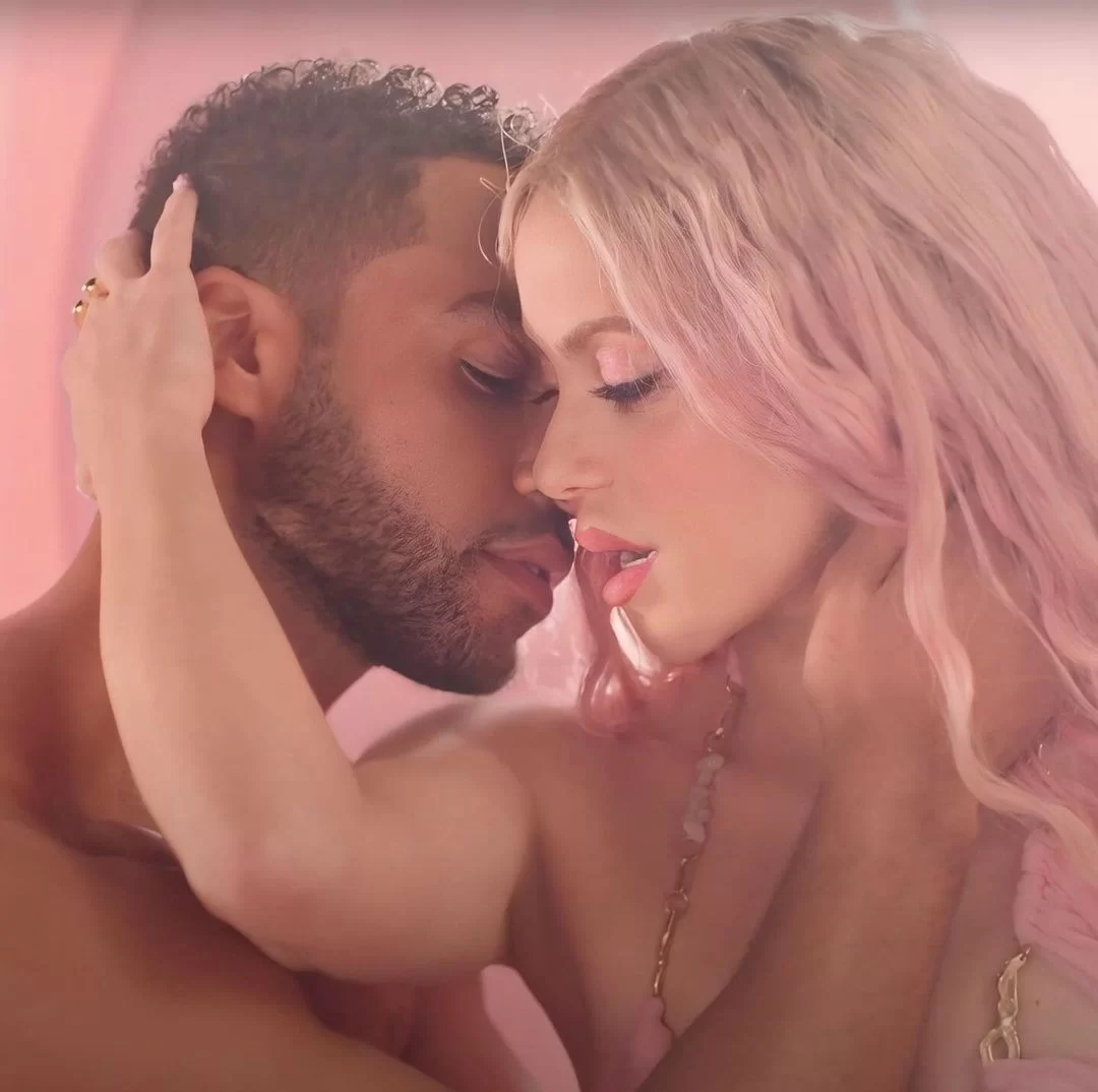 Lucien e Shakira em videoclipe