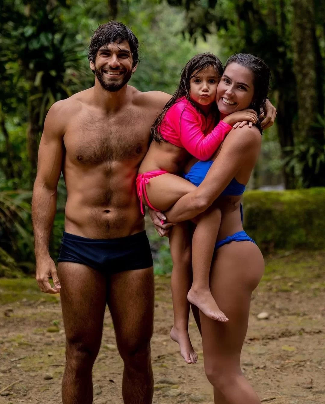 Hugo Moura, Deborah Secco e a filha do casal, Maria Flor