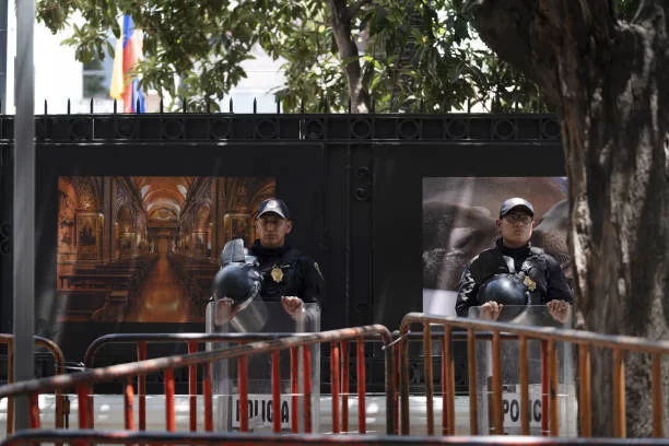 Embaixada do Equador com reforço policial