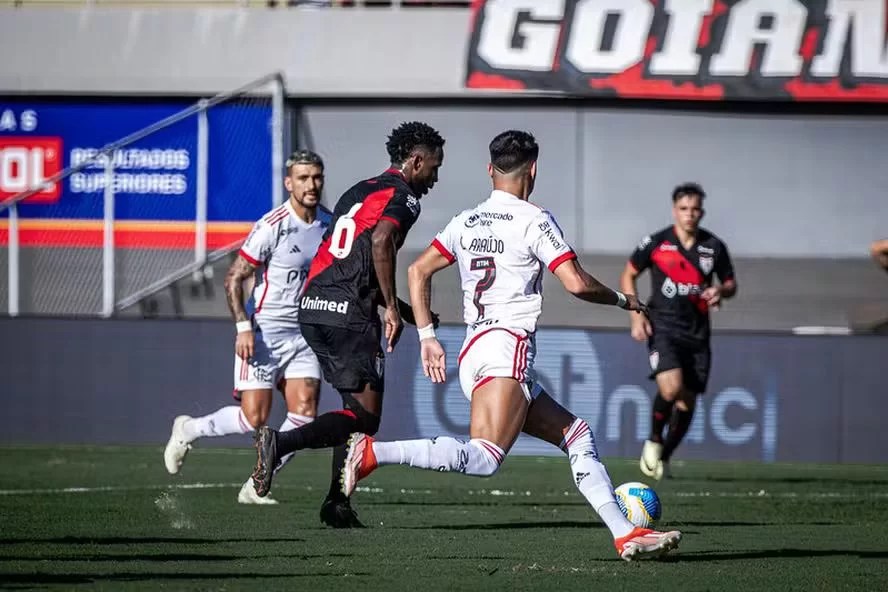 Disputa de bola entre jogadores de Flamengo e Atlético