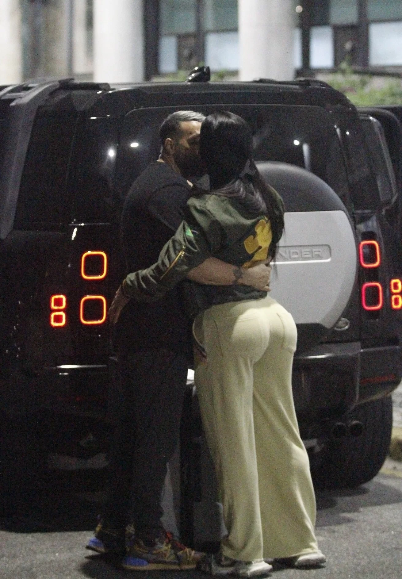 Belo e Gracyanne são vistos se beijando na saída de Aeroporto