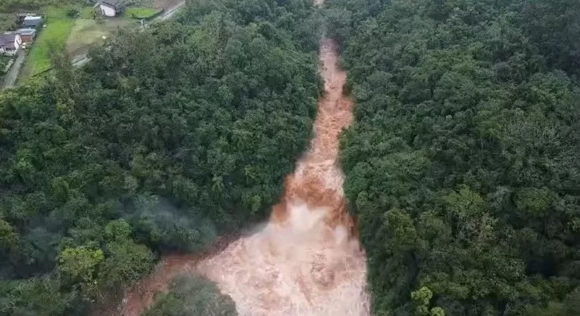 Força da água em Maratá (Foto:reprodução/RBS TV/G1) Lorena Bueri
