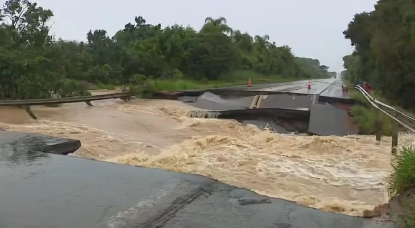 Água invade estrada em Eldorado do Sul (Foto:reprodução/RBS TV/G1) Lorena Bueri