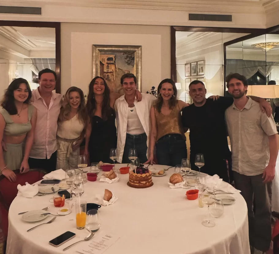Nicolas e seus amigos durante comemoração (Foto: reprodução/Instagram/@nicolasprattes) Lorena Bueri