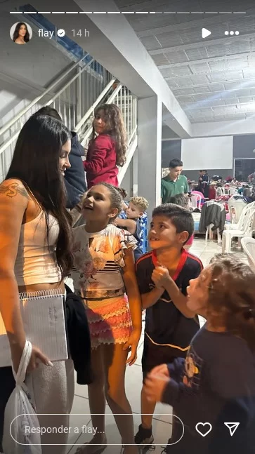 Flay ao lado de crianças em abrigo no Rio Grande do Sul 