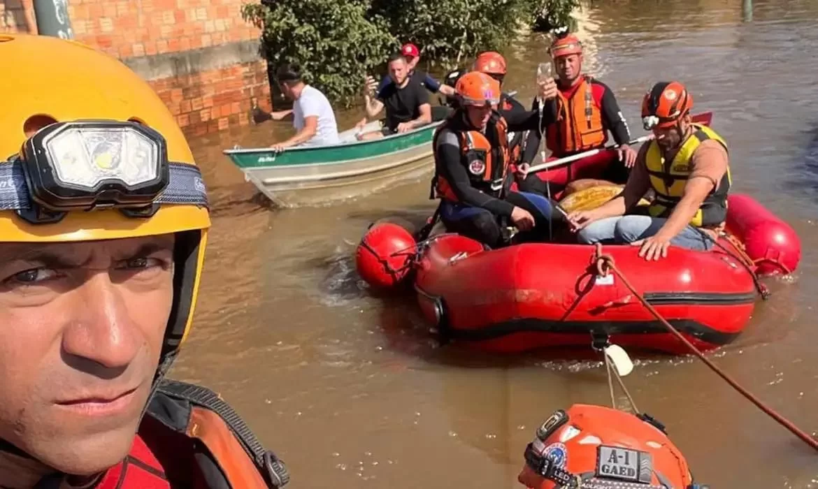 Bombeiros resgatam égua de inundação