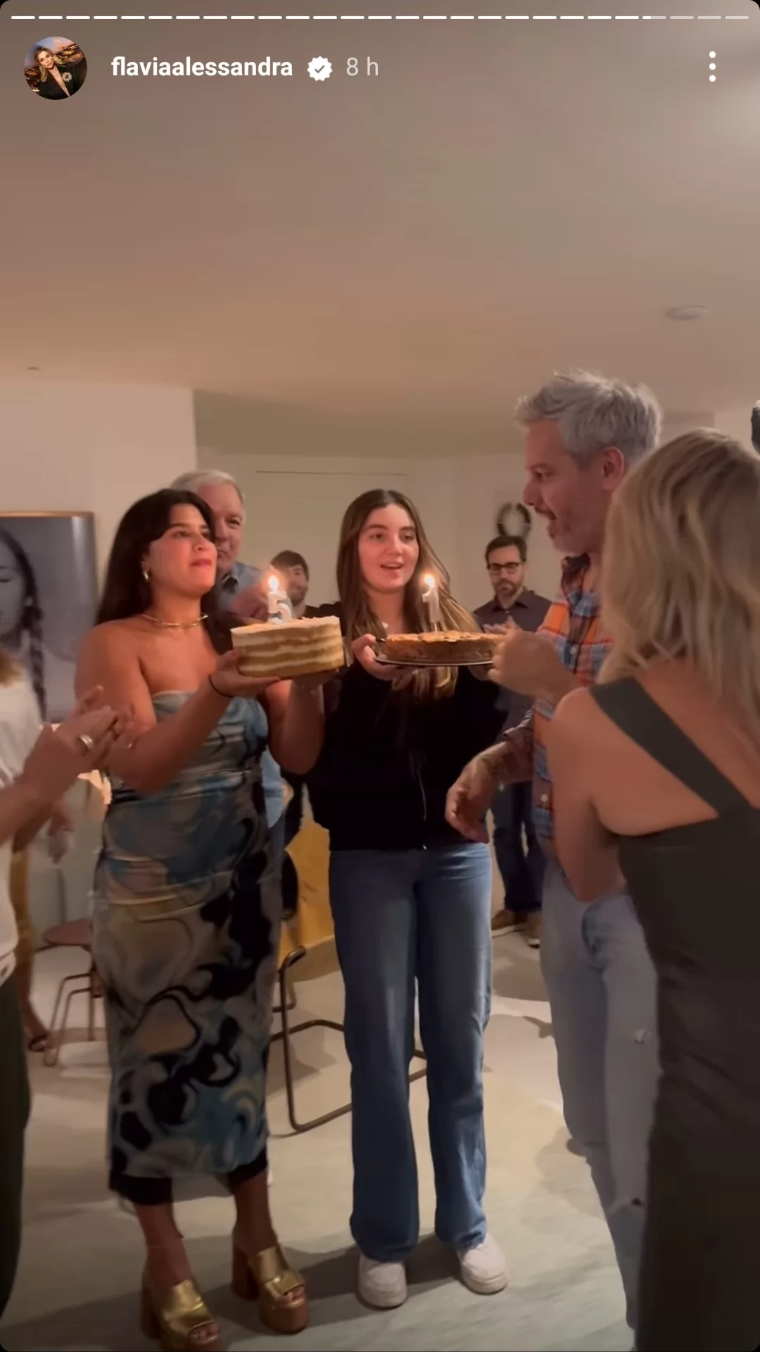 Otaviano Costa é recebido com bolo de aniversário pela família (Foto: reprodução/Instagram/@flaviaalessandra) Lorena Bueri