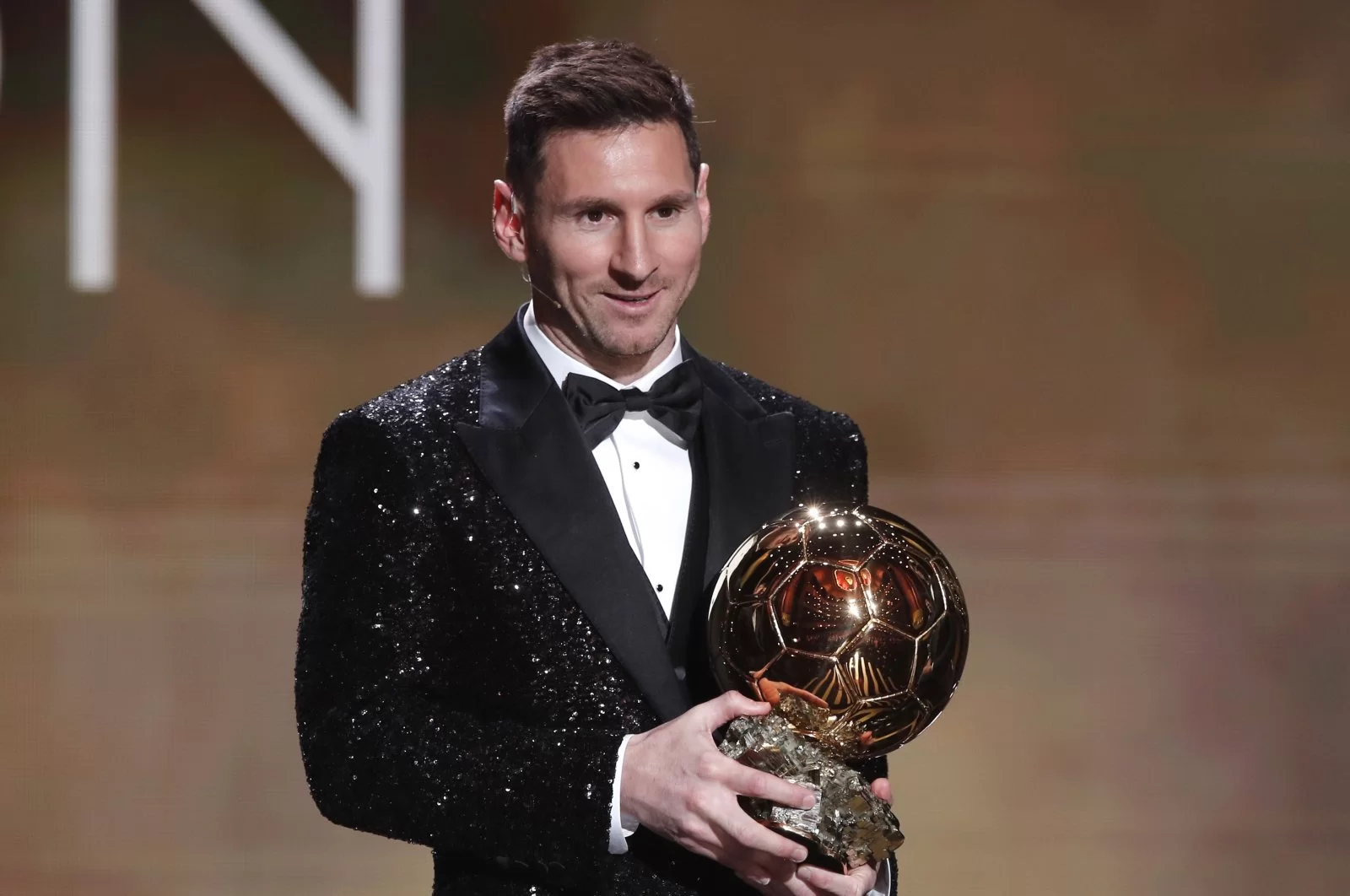 Messi recebe a Bola de Ouro