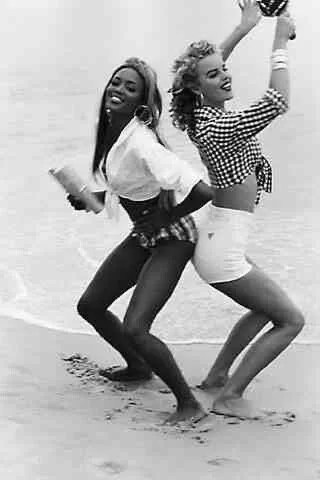 Naomi Campbell e Eva Herzigova (1991) para a marca Guess (Foto: reprodução/GQ France) Lorena Bueri