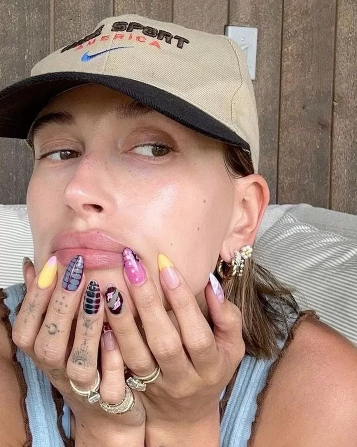 Hailey com unhas decoradas (Foto: reprodução/Pinterest/@Aurely) Lorena Bueri