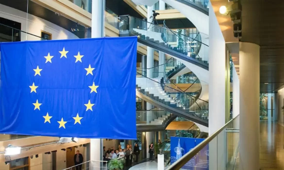 Bandeira da União Europeia hasteada em prédio diplomático