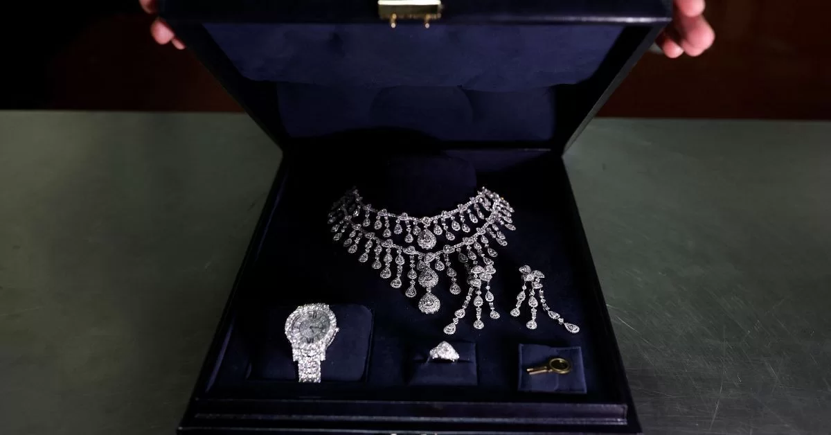 Conjunto de joias recebido e devolvido por Bolsonaro