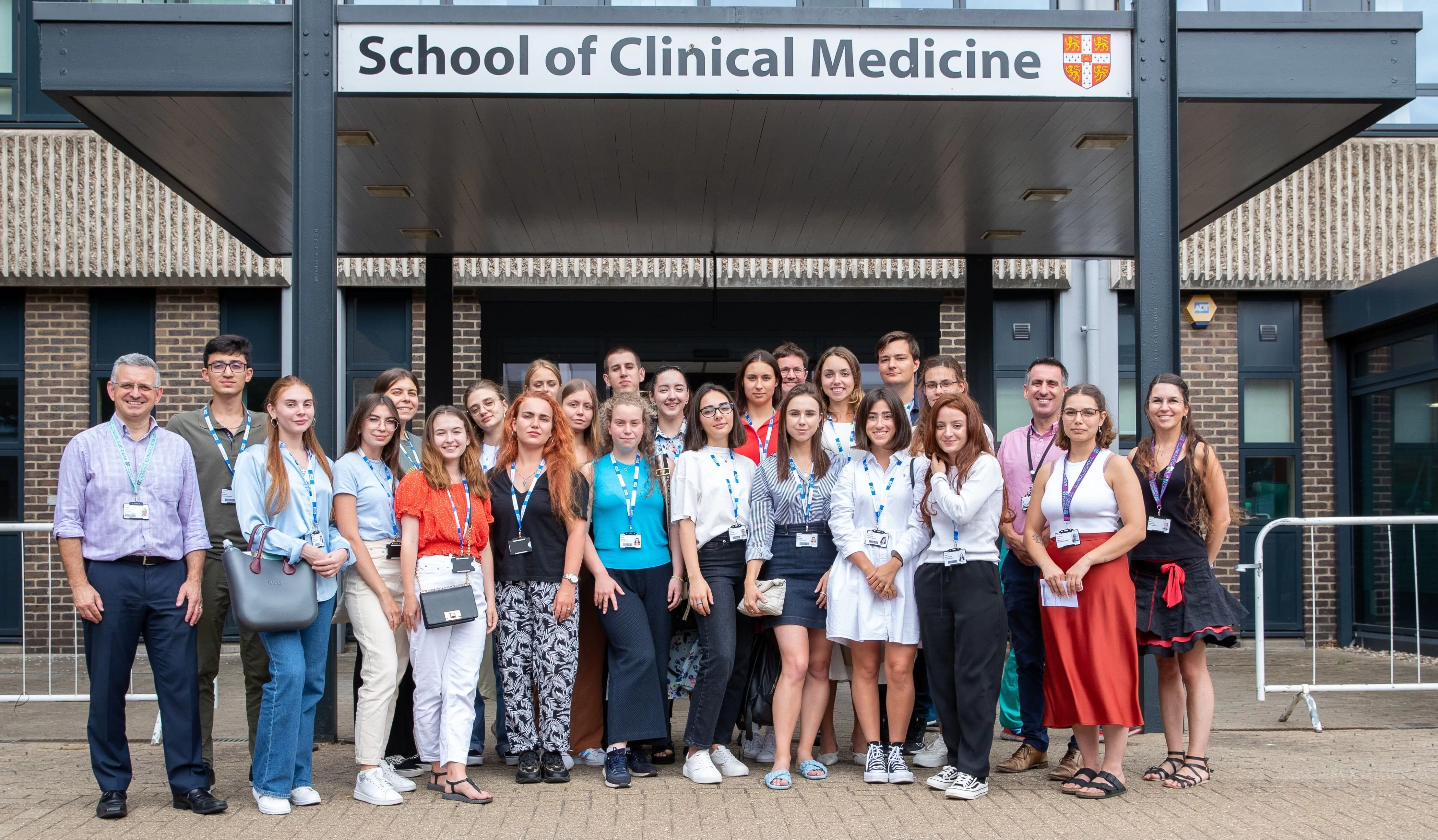 Estudantes em frente ao Centro de Estudos Médicos da Universidade de Cambridge