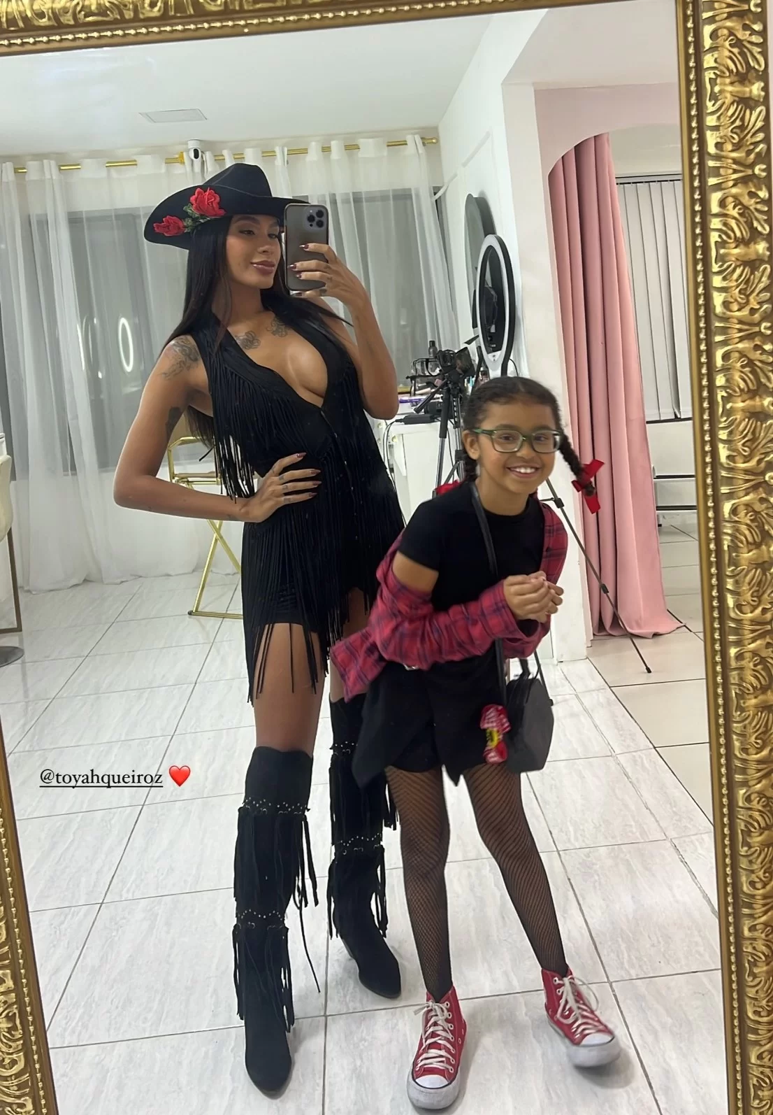 Pocah e sua filha Toyah mostrando look (Foto: reprodução/Instagram/@pocah/@toyahqueiroz) Lorena Bueri