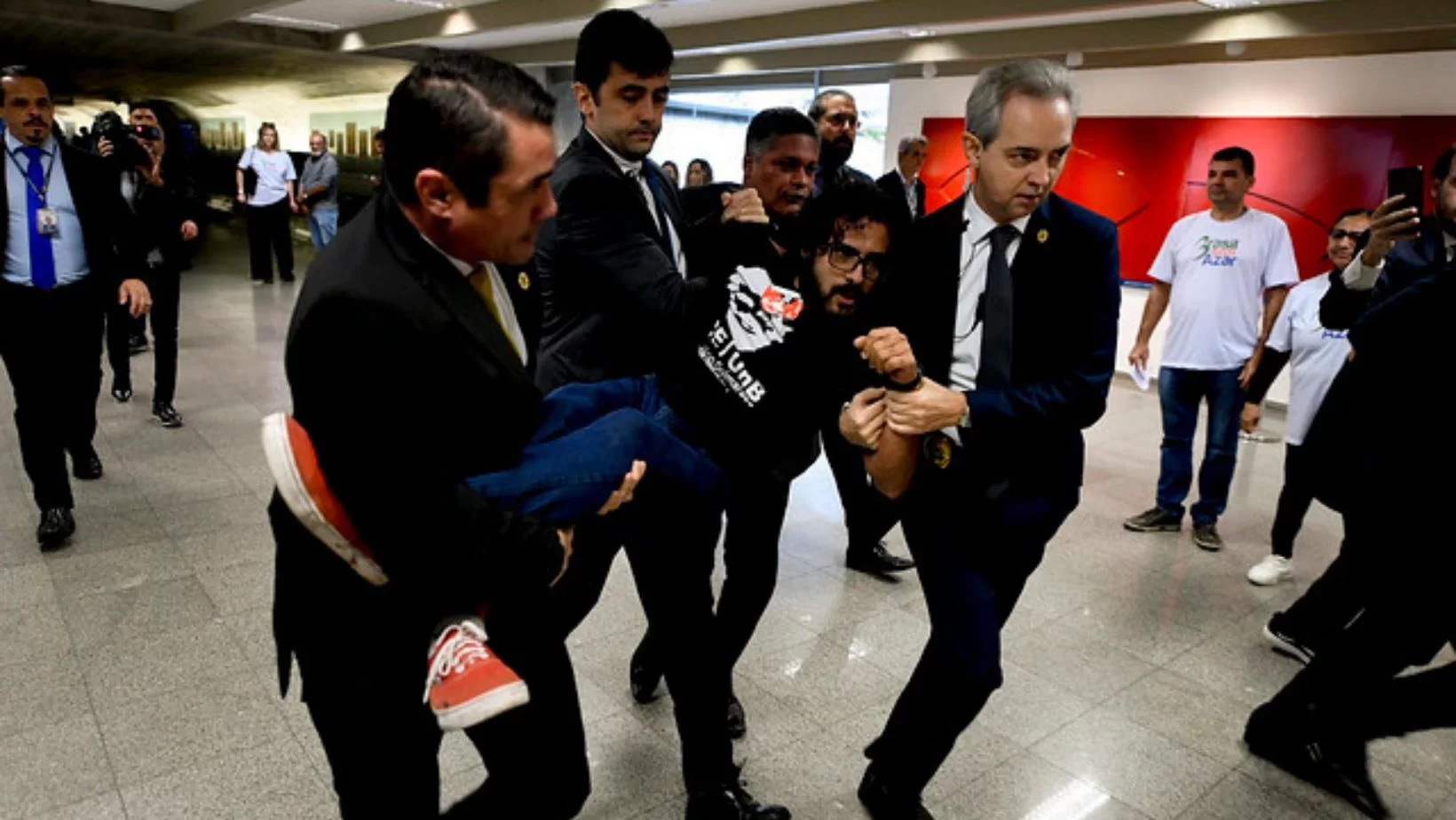 Estudante protesta contra o Novo Ensino Médio. (Foto: reprodução/Edilson Rodrigues/Agência Senado)