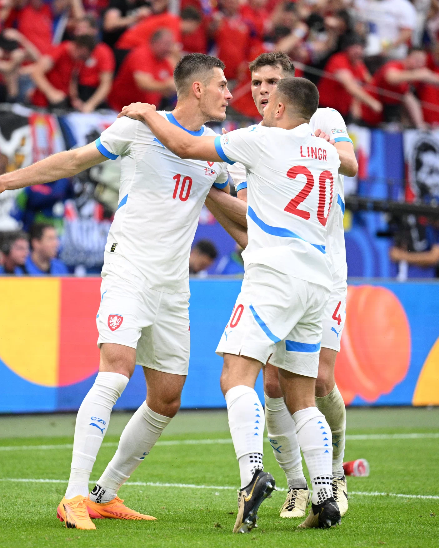 jogadores da República Tcheca comemoram gol de empate