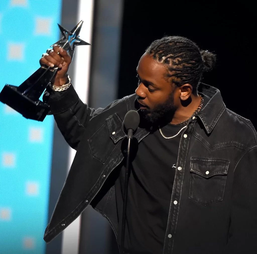 Kendrick Lamar recebe prêmio de Melhor Artista Masculino de Hip Hop (Reprodução/X/@KendrickChart) Lorena Bueri