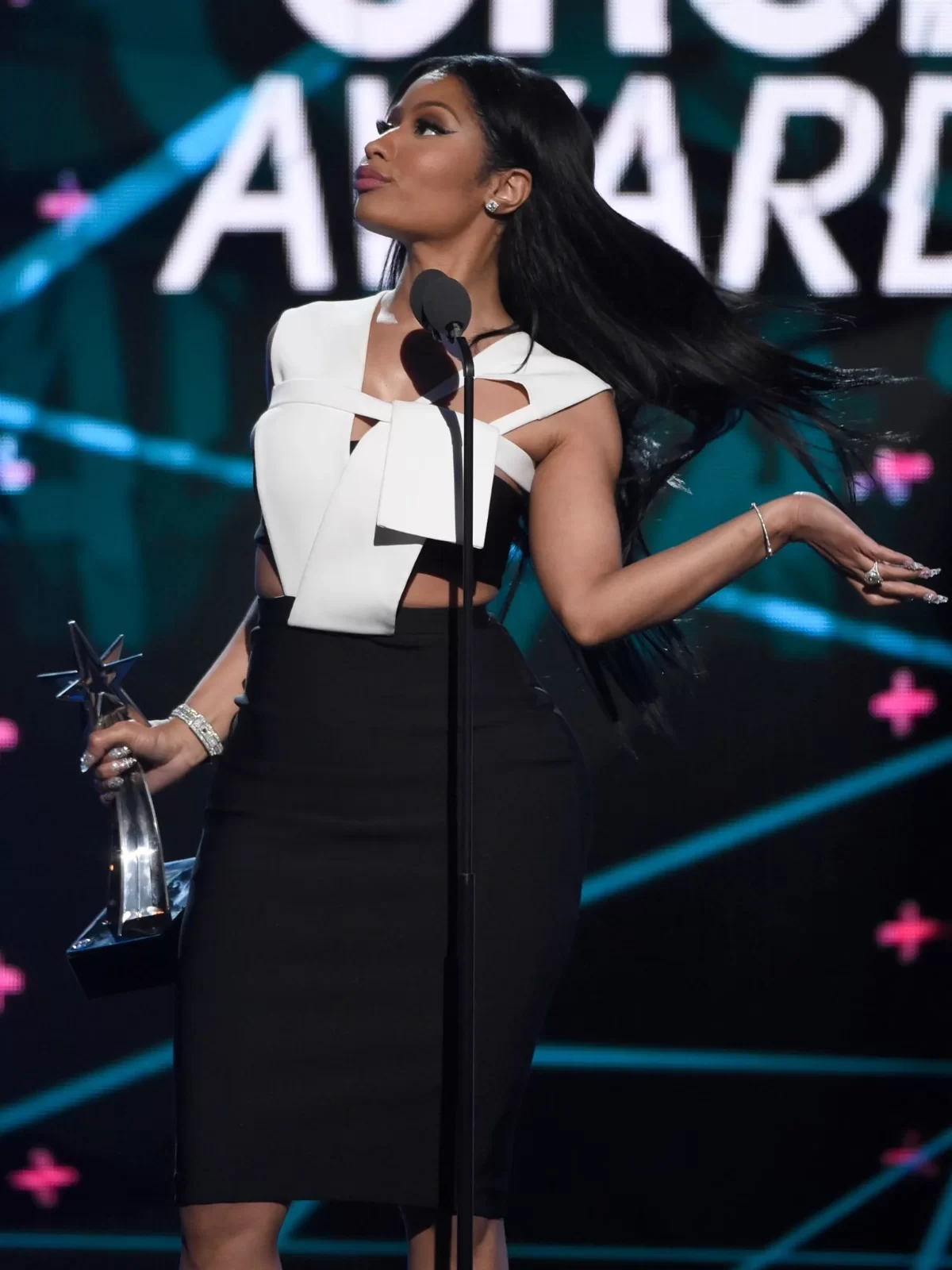 Nicki Minaj recebe prêmio de Melhor Artista Feminina de Hip Hop (Reprodução/X/@AmordeVolta24) Lorena Bueri