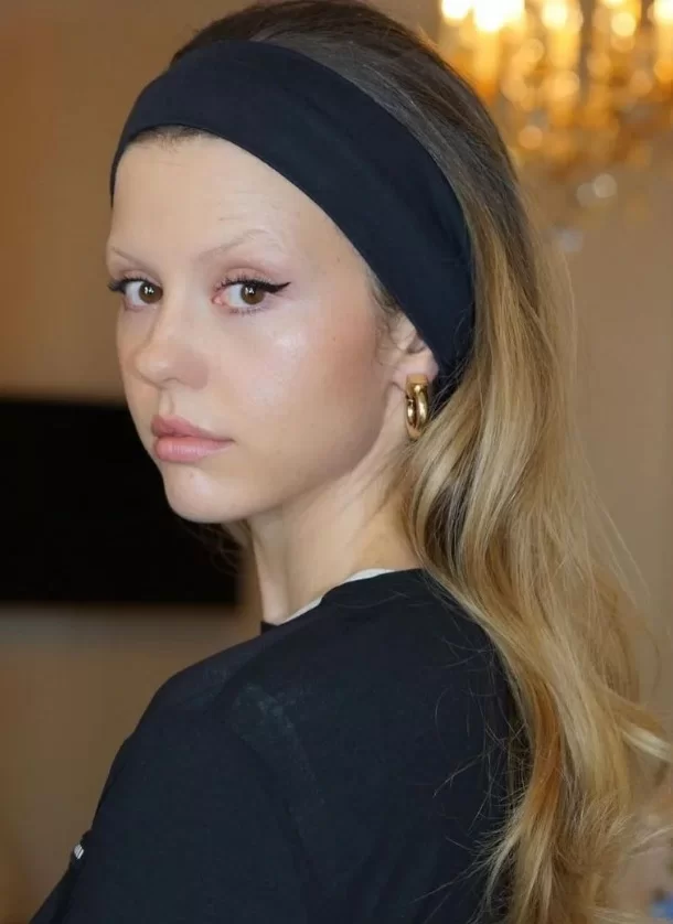 Mia Goth e penteado no estilo de Brigitte Bardot (Foto: reprodução/Instagam/@miagoth0) Lorena Bueri