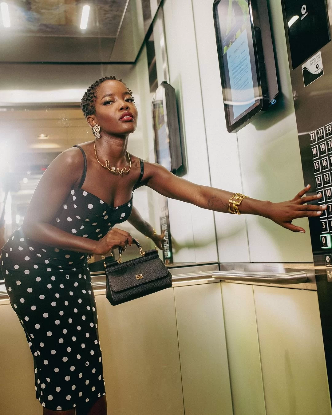 Clara Moneke posando com look da Docle & Gabbana (Foto: reprodução/Instagram/@claramoneke) Lorena Bueri