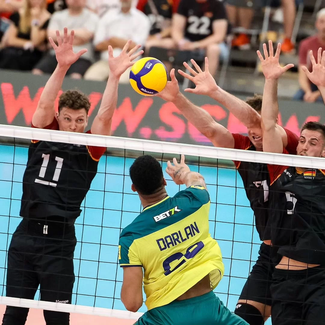 Darlan realizando lance durante a partida (Foto: reprodução/Instagram/@cbvolei) Lorena Bueri