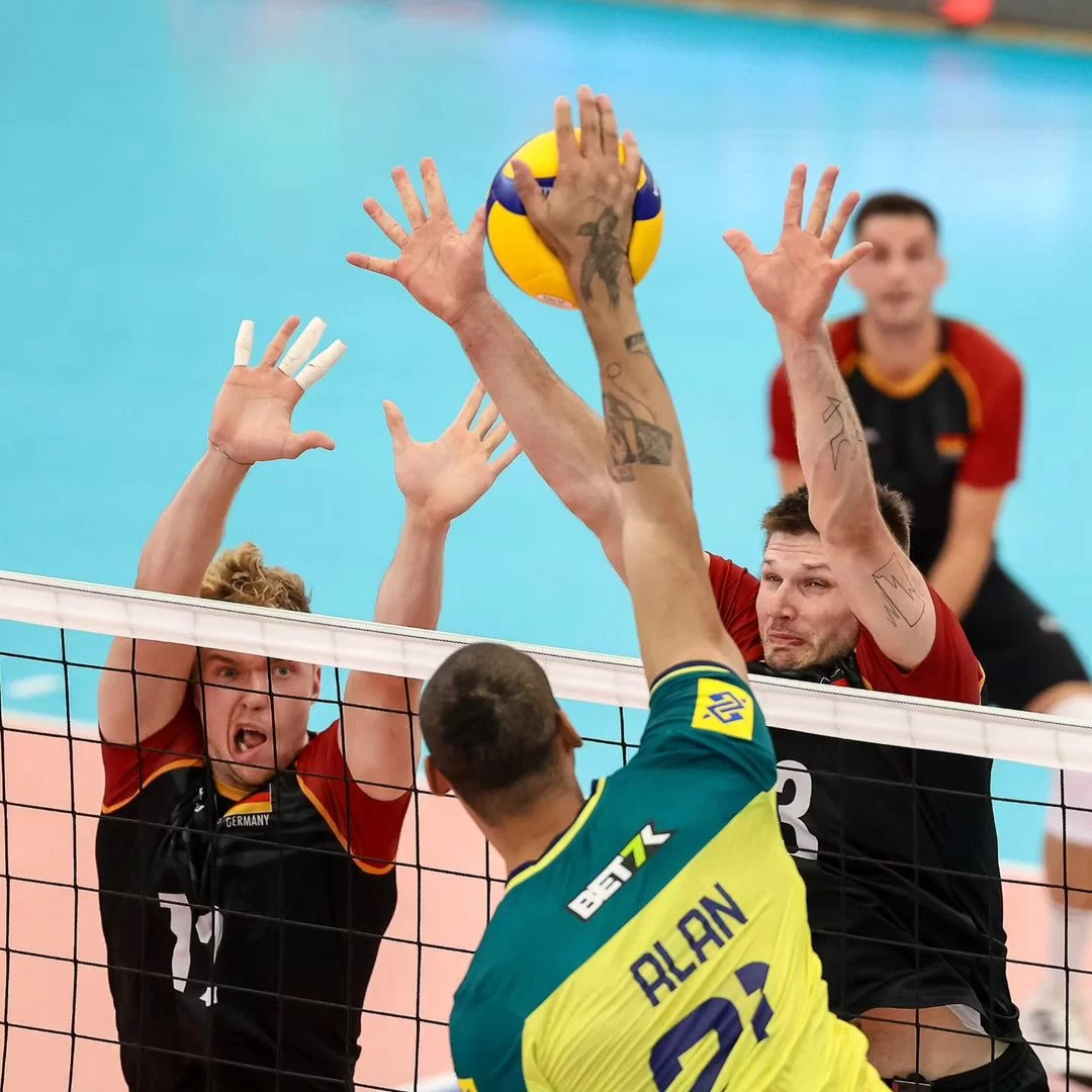 Alan em lance no jogo (Foto: reprodução/Instagram/@cbvolei) Lorena Bueri