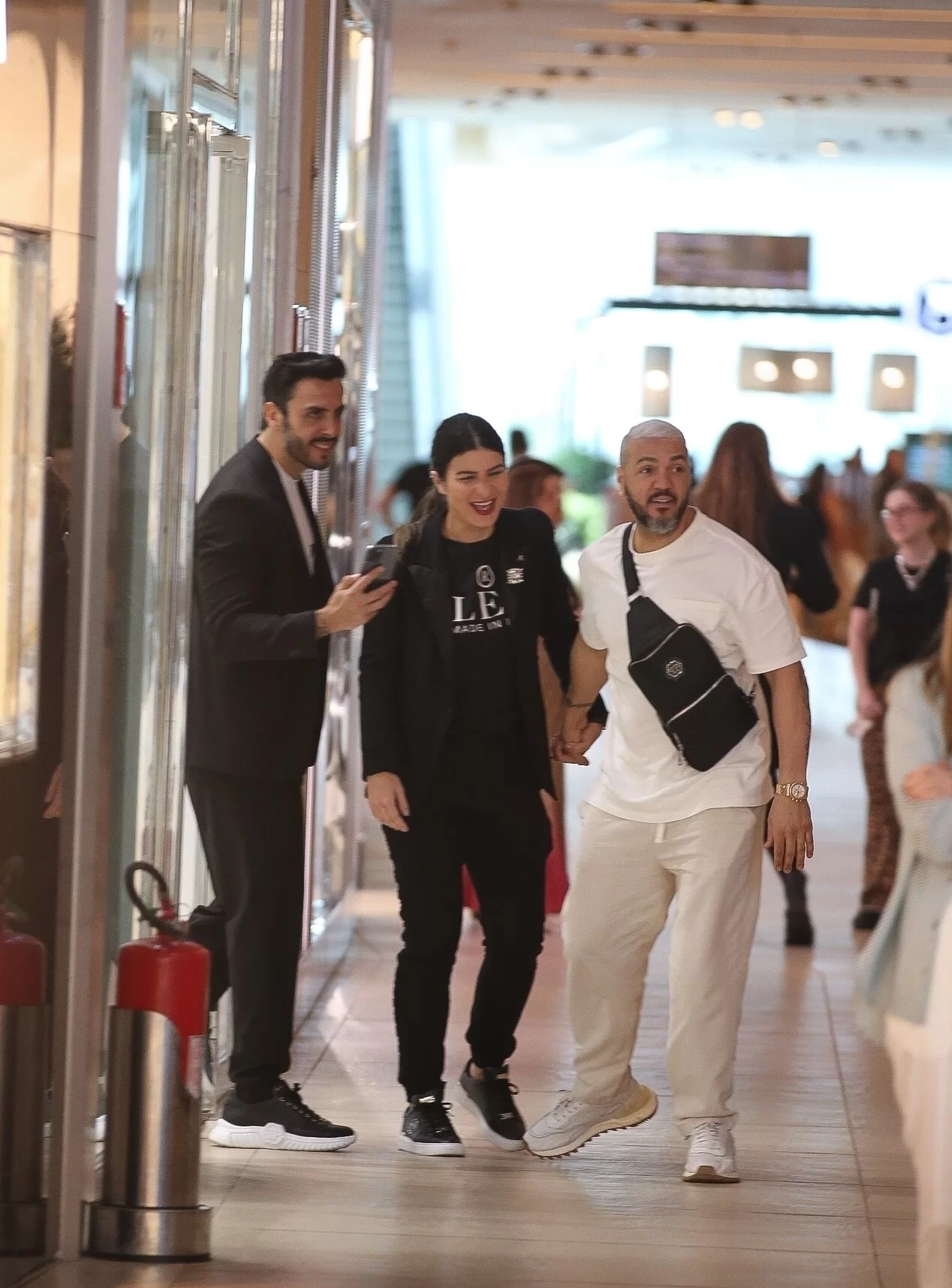 Belo e uma mulher misteriosa andam de mãos dadas no shopping no Rio de Janeiro  (Foto: reprodução/AGNews/Francisco Silva) Lorena Bueri