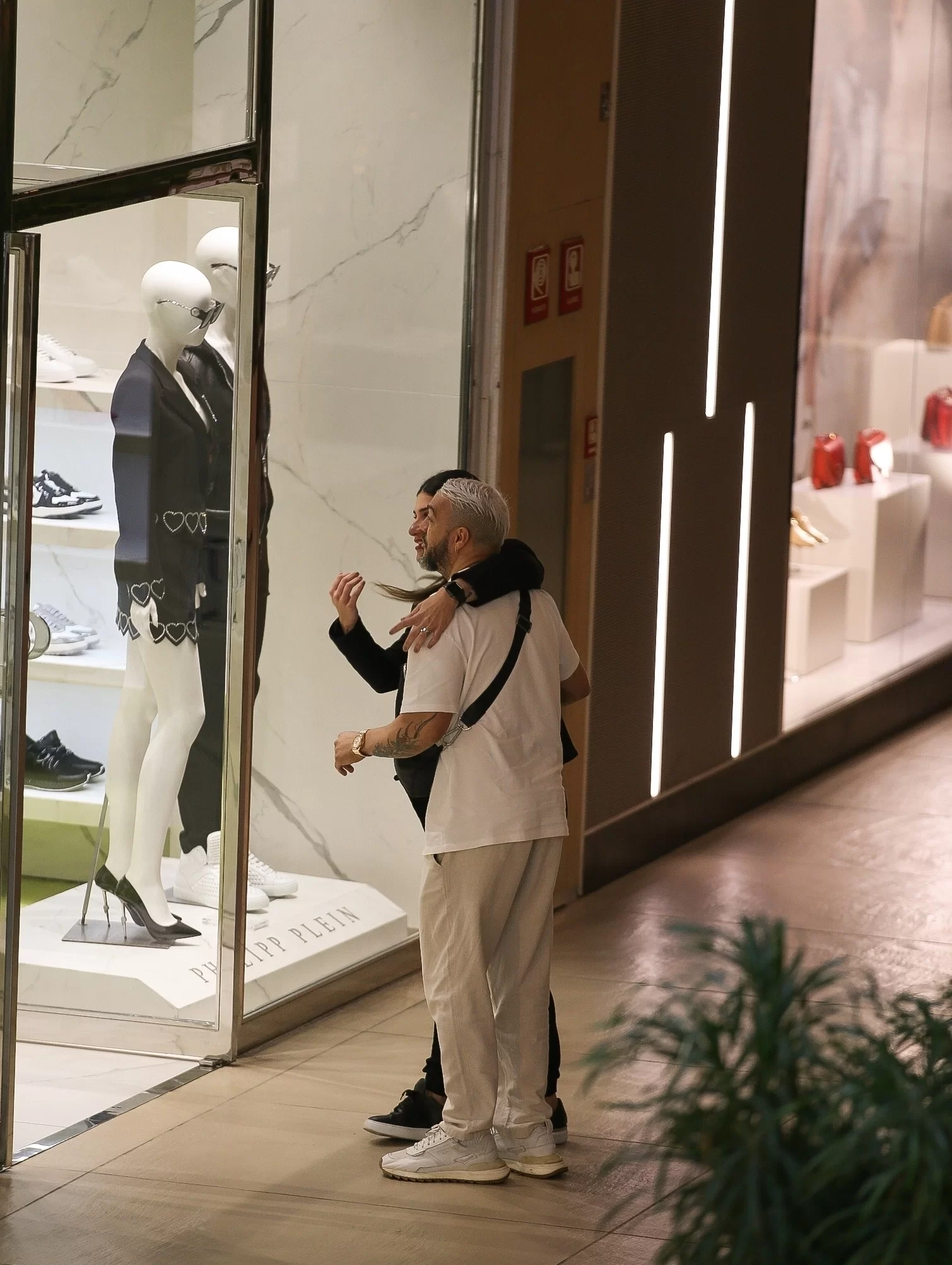 Belo e uma mulher misteriosa andam de mãos dadas no shopping no Rio de Janeiro  (Foto: reprodução/AGNews/Francisco Silva) Lorena Bueri