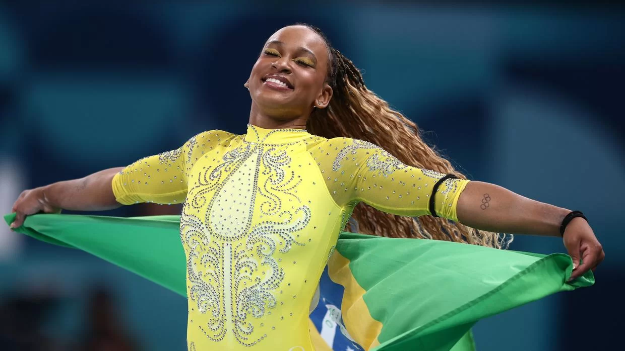 Rebeca comemora medalha de prata nas Olimpíadas