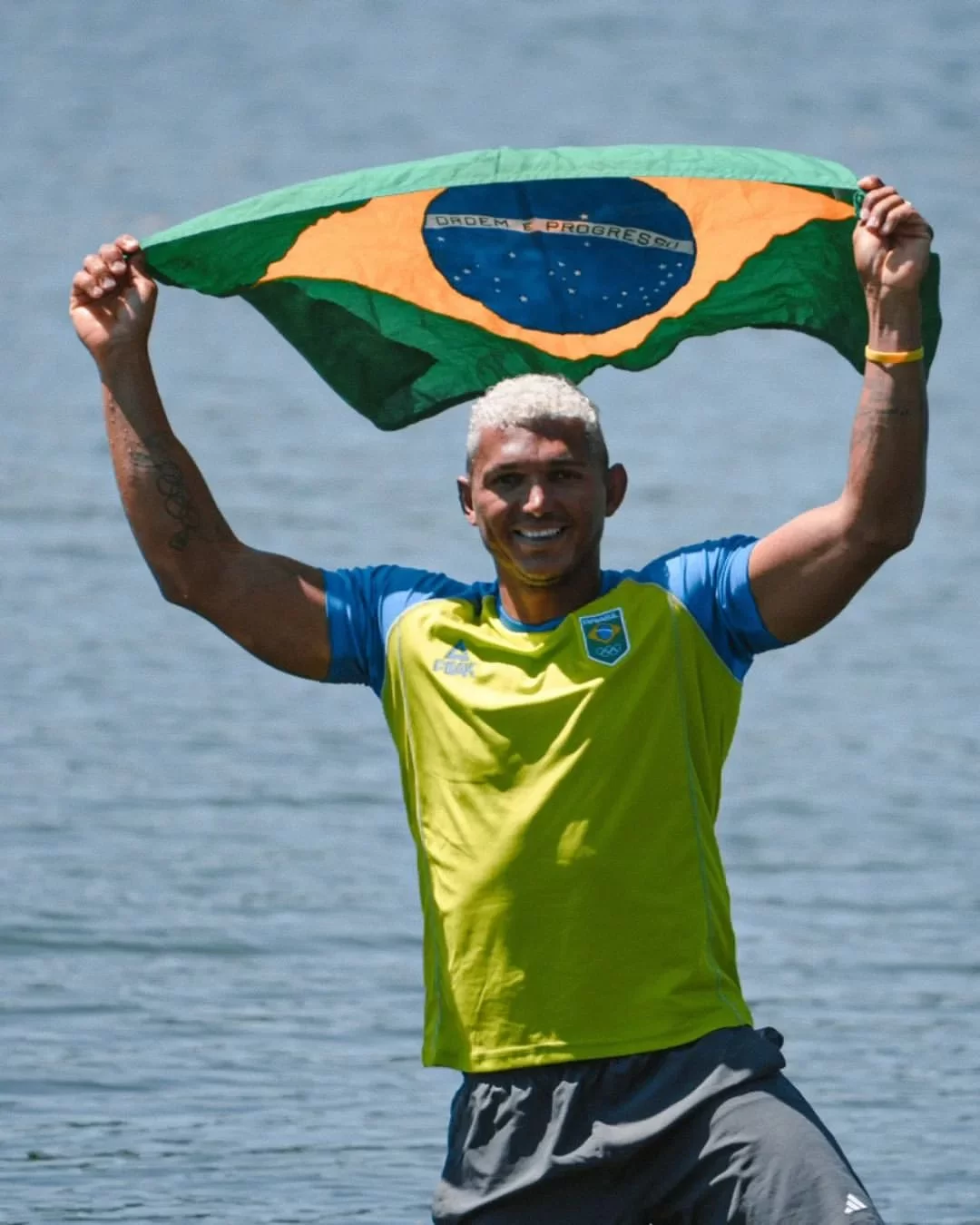 Isaquias Queiroz, da canoagem C1 1000m (Foto: reprodução/Instagram/@isaquias_lx/@renatodoval) Lorena Bueri