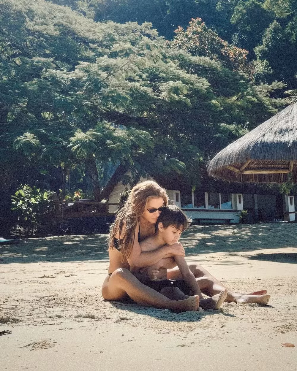 Andressa Suita aproveitou dia de praia com Gusttavo Lima e os filhos  —Foto: (Reprodução/Instagram  @andressasuita) Lorena Bueri