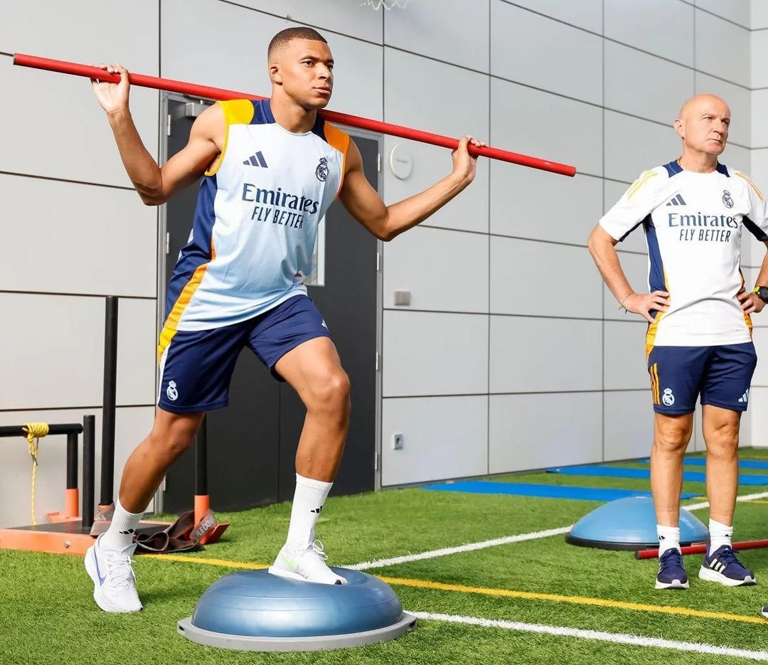 Mbappé durante apresentação (Foto: reprodução/Instagram/@k.mbappe) Lorena Bueri