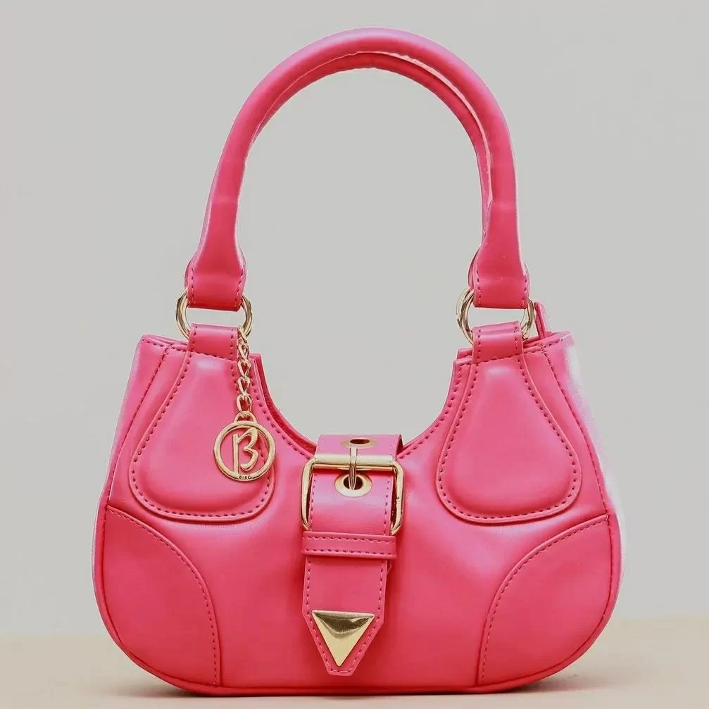 Bolsa meia lua rosa pink ( Foto: reprodução/Instagram/@glamourbagss) Lorena Bueri