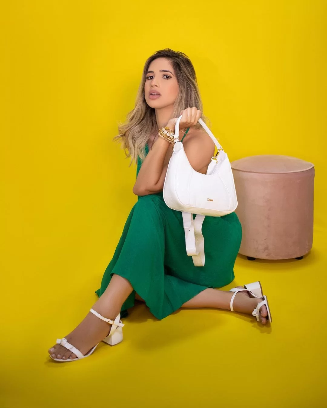 Bolsa meia lua rosa branca (Foto: reprodução/Instagram/@primesapataria) Lorena Bueri