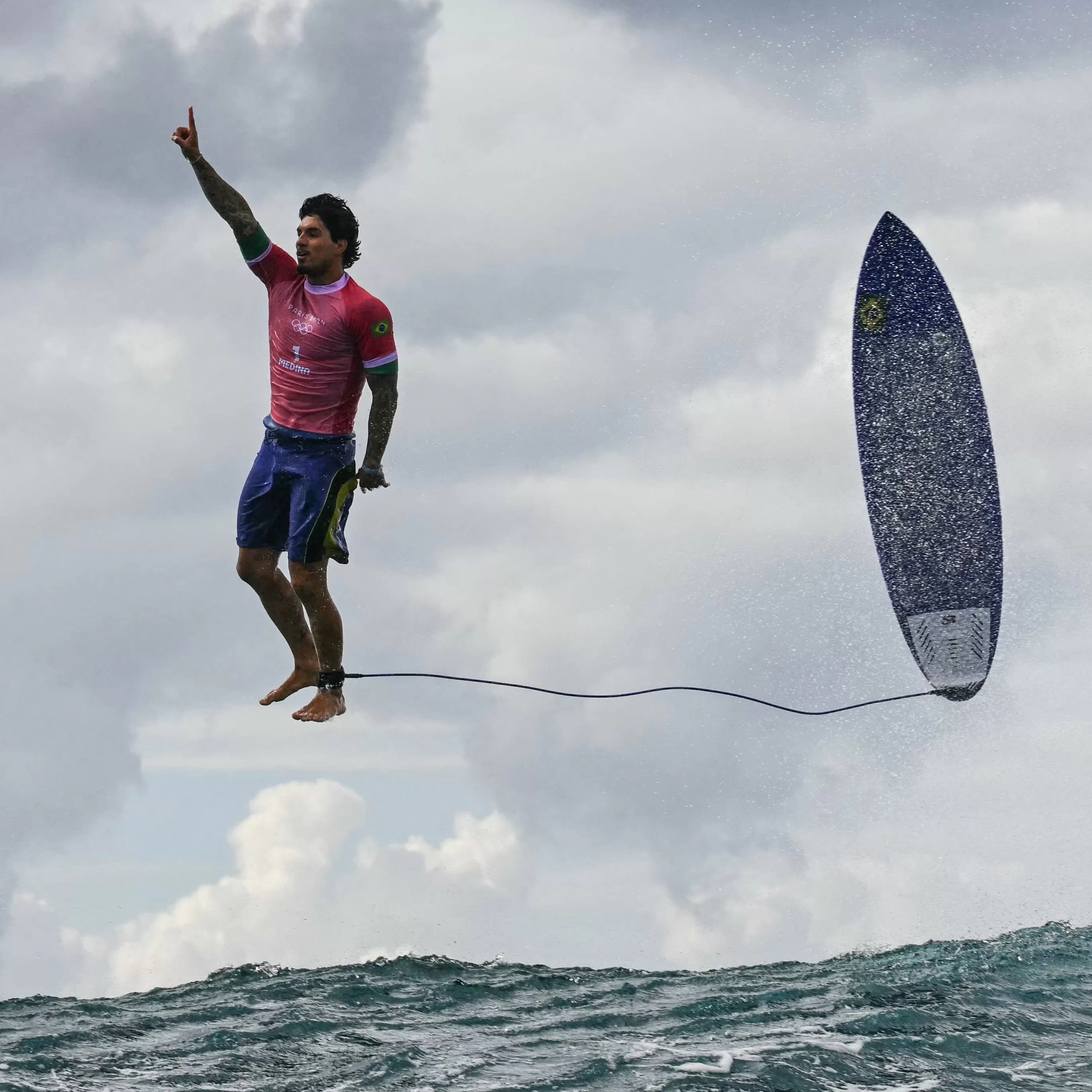 Gabriel Medina voando sob as ondas de Teahupo'o (Reprodução/Instagram/@jeromebrouilletphotography) Lorena Bueri