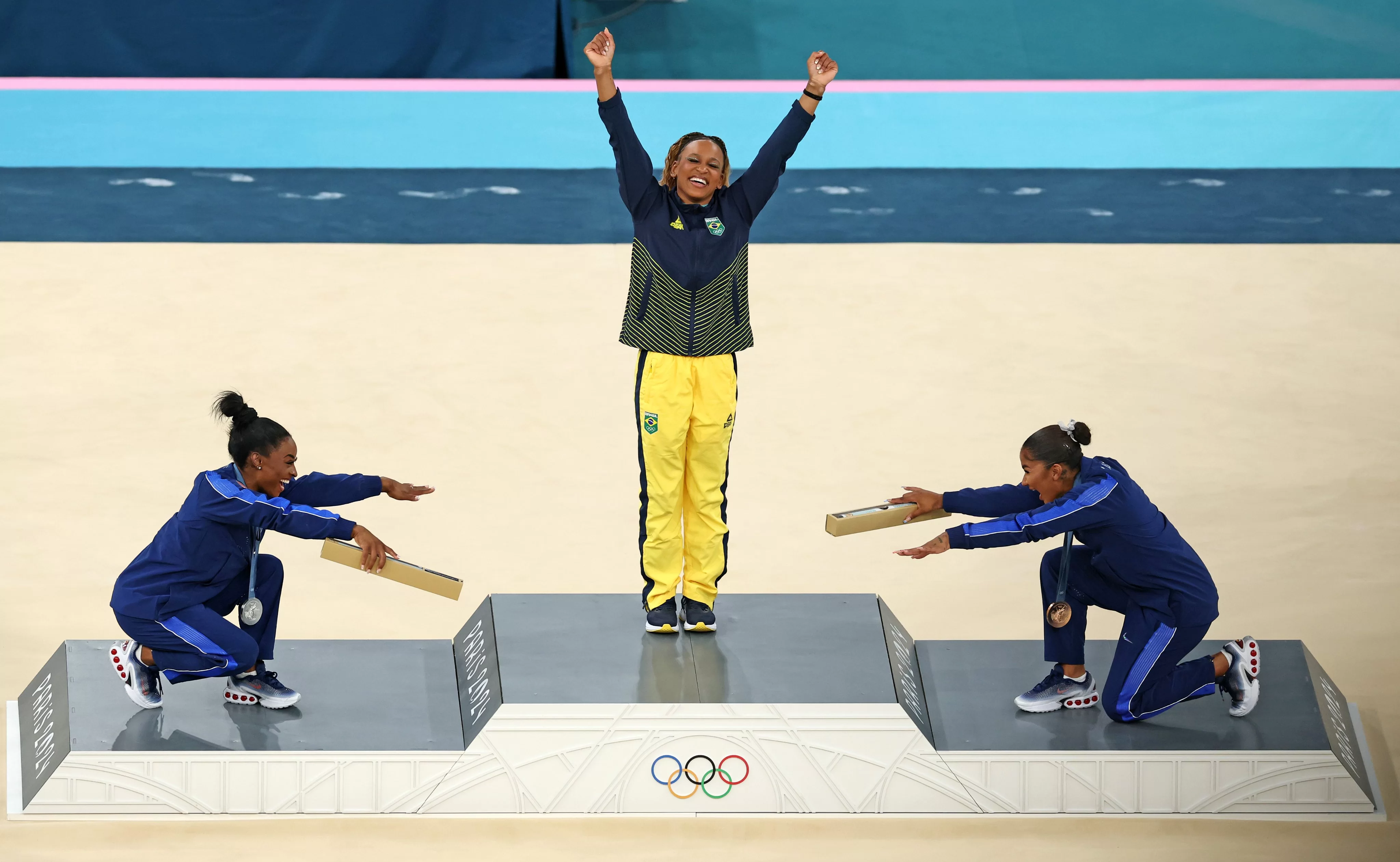 Rebeca Andrade reverenciada por Simone Biles e Jordan Chiles após o ouro (Reprodução/Instagram/@simonebiles) Lorena Bueri