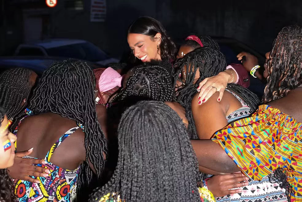 Bruna Marquezine sendo abraçada pelas crianças (Foto: reprodução/Brazil News)(Foto: reprodução/Brazil News) Lorena Bueri