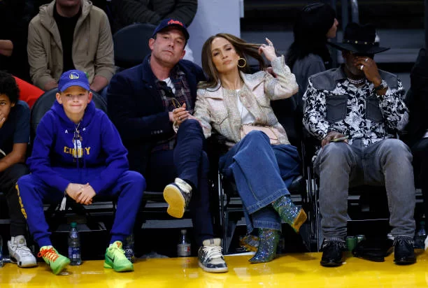 Ben Affleck e Jennifer Lopez em jogo de basquete (Foto: reprodução/Getty Images Embed/Kevork Djansezian) Lorena Bueri