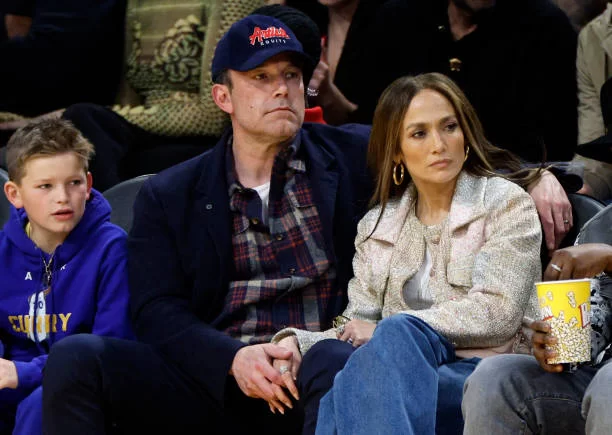 Ben Affleck e Jennifer Lopez em jogo de basquete (Foto: reprodução/Getty Images Embed/Kevork Djansezian) Lorena Bueri