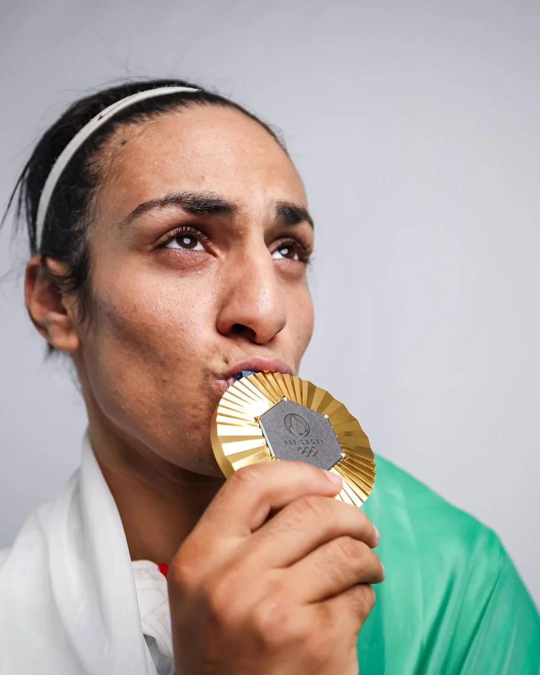 Imane Khelif com o ouro olímpico (Foto: reprodução/Instagram/@imane_khelif_10) Lorena Bueri