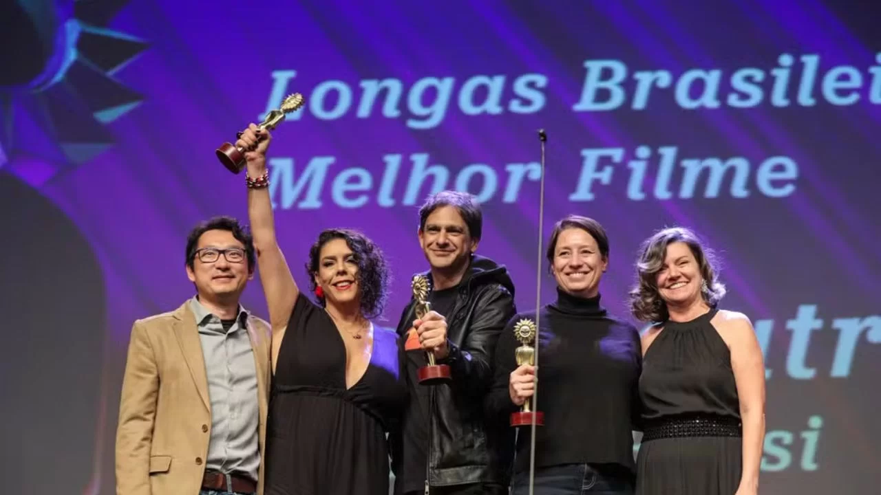 Oeste Outra Vez ganha o prêmio de melhor filme no Festival de Gramado (foto: reprodução/Edison Vara/Agência Pressphoto/ G1)