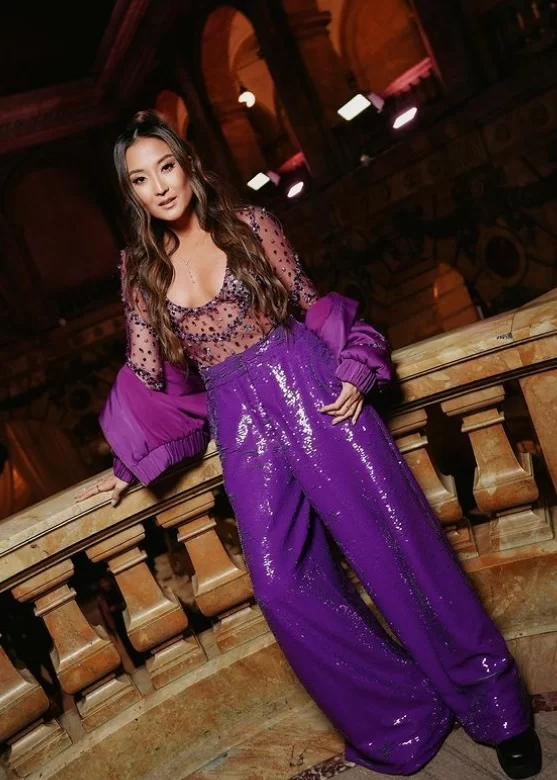 Ashley Park no desfile de PatBo no NYFW em fevereiro de 2023 (Foto: reprodução/Instagram/@ashleyparklady) Lorena Bueri