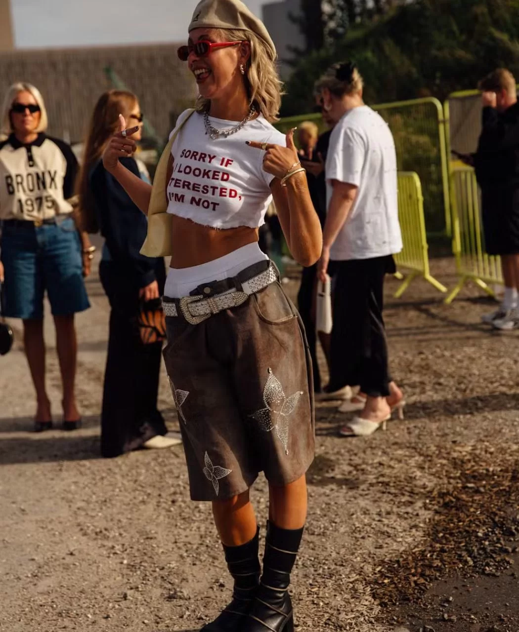 Cintos statement ganham destaque nas passarelas e no street style (Foto: reprodução/Instagram/@copenhagemfashionweeket) Lorena Bueri