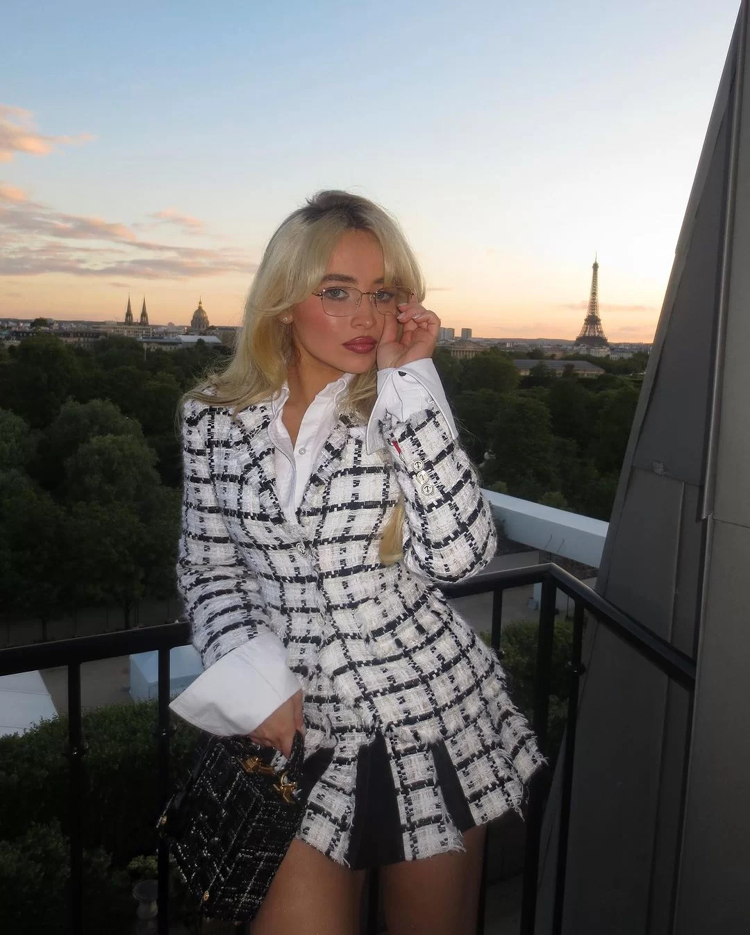 Sabrina Carpenter em sua passagem na semana de moda em Paris (Foto: reprodução/Instagram/@sabrinacarpenter) Lorena Bueri